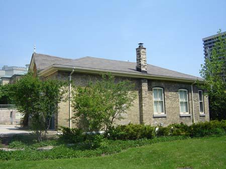 Of note are the 2 over 2 windows and the original chimney.; Martina Braunstein, 2007.