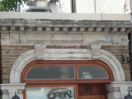 Of note is the stepped cornice with dentil frieze and the elongated entrance arch.; Martina Braunstein, 2007.