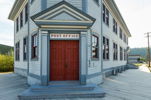 Close-up of the post office entrance; Parks Canada | Parcs Canada