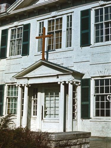 Detail view of Belle Vue, showing the building’s white-painted brick construction.; Parks Canada Agency / Agence Parcs Canada.