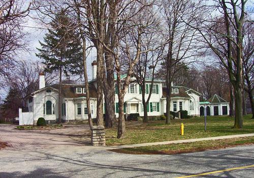 General view of Belle Vue, showing the Palladian design of the central block, which consists of two flanking wings connected by a long corridor in the interior of the building, 2009.; Parks Canada Agency / Agence Parcs Canada, 2009.