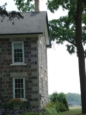 Of note are the cut limestone quoins, lintels and sills.; Martina Braunstein, 2007.