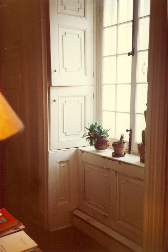 View of Louis-Joseph Papineau National Historic Site of Canada, showing a window looking on to the rear courtyard, 1990.; Agence Parcs Canada / Parks Canada Agency, 1990.