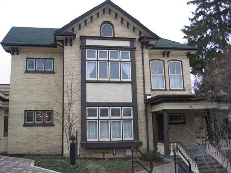 Featured is the façade of the Kuntz-Labatt's House as seen from King Street South, 2007.; Lindsay Benjamin, 2007.