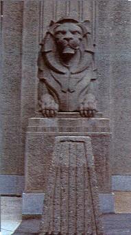 Detail view of the Lions Gate Bridge, showing one of its two concrete Art Deco lion sculptures by Vancouver sculptor Charles Marega, 2003.; Parks Canada Agency / Agence Parcs Canada, Judith Dufresne, 2003.