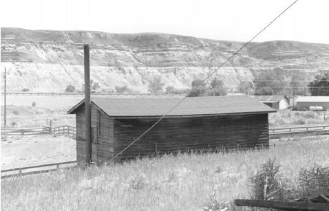 View of Atlast No. 3 Coal Mine, showing the layers of sedimentary rock that define the side of the hill, 1998.; Agence Parcs Canada / Parks Canada Agency, W. Wylie, 1998.
