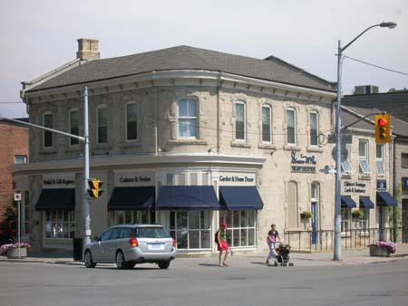 Featured is the gracefully curved corner facade.; Lyndsay Haggerty, 2007.