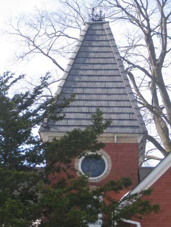 Detailed view of the tower with stained glass oculus of 200 Smith Street, 2007.; Lindsay Benjamin, 2007.