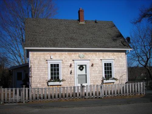 Front elevation, 38 School Street, Mahone Bay, NS, 2009.; Heritage Division, NS Dept. of Tourism, Culture and Heritage, 2009
