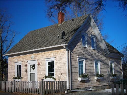 Front and east elevations, 38 School Street, Mahone Bay, NS, 2009.; Heritage Division, NS Dept. of Tourism,Culture and Heritage, 2009
