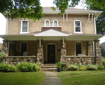 Of note are the brackets below the eaves and the twin round-headed windows in the second-storey.; Kayla Jonas, 2007.