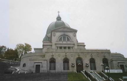 Vue of the crypt at Saint Joseph's Oratory of Mount Royal National Historic Site of Canada, showing its five equally spaced arched windows, 2002.; Parks Canada Agency / Agence Parcs Canada, N. Clerk, 2002.