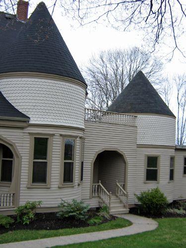 Arched veranda detail, Lawson House, Windsor, NS, 2008.; Heritage Division, NS Department of Tourism, Culture and Heritage, 2008