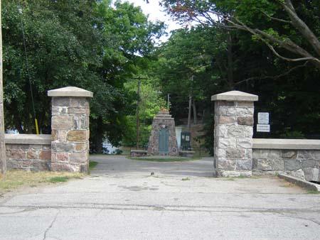 Featured is a fieldstone wall with a pillared gateway and a plaque honouring World War I veterans.; Kayla Jonas, 2007.