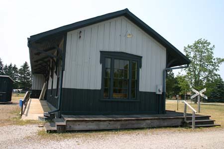 Of note is the side gable roof, wide overhanging eaves and prominent brackets.; Ministry of Culture, 2007.