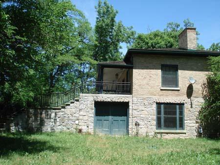 Of note are the low-pitched roof and verandah on the west side.; Martina Braunstein, 2007.