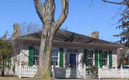 Of note are the low pitched roof and two brick chimneys.; Lindsay Benjamin, 2007.