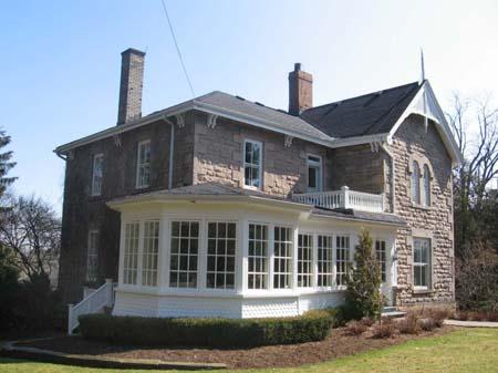 The eave brackets, bargeboard, roofline and closed verandah are clearly captured in this image.; Lindsay Benjamin, 2007.