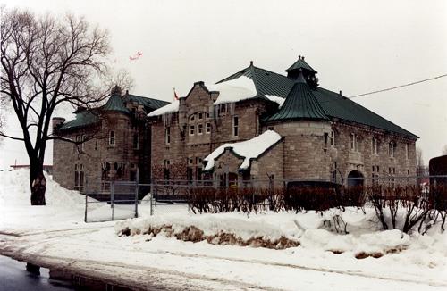 Corner view of the Armoury, showing the copper used for the roofing, ventilators, fascias, flashings and gable copings, 1990.; Department of National Defence / Ministère de la Défense nationale, 1990.