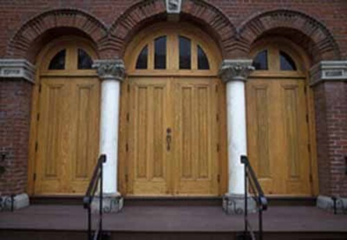 View of the entrance of the Congregation Emanu-el Temple, showing the triple entrance with twin ornamental columns, 1996.; Parks Canada Agency / Agence Parcs Canada, Barrett & MacKay, 1996.
