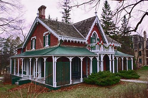 General view of Hillary House showing its picturesque profile comprised of steeply pitched gable roofs, prominent chimneys, and king posts.; Parks Canada Agency / Agence Parcs Canada.