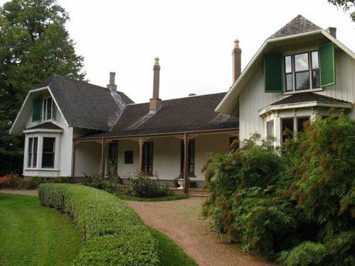 View of the side façade of Ardgowan House, showing the country-villa design, which consists of a symmetrical, H-shaped structure.; Parks Canada Agency / Agence Parcs Canada.