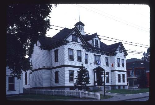 Corner view of the Liverpool Town Hall, showing its wooden construction and the use of wood for all decorative detailing on the exterior, 1984.; Parks Canada Agency/ Agence Parcs Canada, 1984.