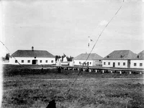 View of Norway House, showing the Archway Warehouse and its adjacent buildings circa 1890.; Geological Survey of Canada | Commission géologique du Canada / Library and Archives Canada | Bibliothèque et Archives Canada, PA-038697.