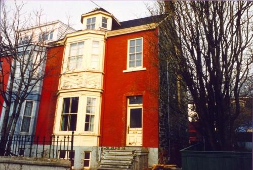 View of main facade, 32 Queen's Road, looking northward, prior to restoration.  Photo taken pre-1992.; HFNL 2007