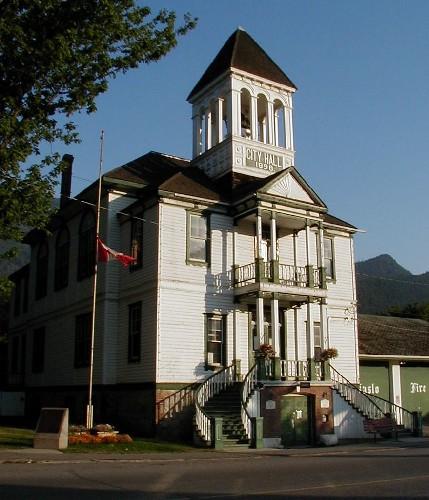 Front view of the Kaslo Municipal Hall, showing the two-storey front portico and staircases, and the belfry, 2003.; Parks Canada Agency / Agence Parcs Canada, 2003.