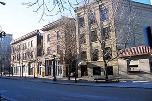 General view of buildings in the Exchange District National Historic Site of Canada showing popular turn-of-the-century architectural styles including the Richardsonian Romanesque, Italianate, Beaux-Arts, and the Chicago School style, 2003.; Parks Canada Agency / Agence Parcs Canada, K. Dahlin, 2003.