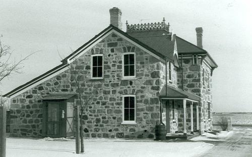 Side view showing the simple two parts massing of a square two-storey section with an offset rectangular one-storey rear wing.; Parks Canada Agency / Agence Parcs Canada