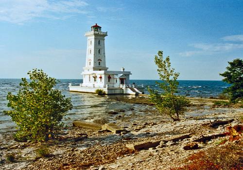 General view of Point Abino Light Tower, showing its unobstructed viewscape to and from the walkway leading to the shore.; Parks Canada Agency / Agence Parcs Canada.