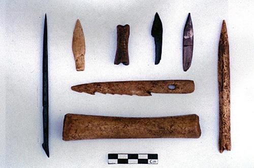 Detail view of tools made of bone from the Droulers-Tsiionhiakwata site, 2006.; Parks Canada Agency / Agence Parcs Canada, Michel Gagné, 2006.
