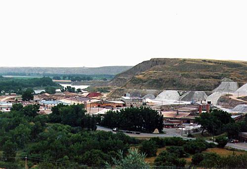 General view of Medicine Hat Clay Industries, showing the presence of a concentration of relic industrial structures in grouped factory settings.; Parks Canada Agency / Agence Parcs Canada.