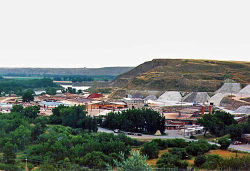General view of Medecine Hat Clay Industries, showing the clay embankment, 1999.; Parks Canada Agency / Agence Parcs Canada, E. Mills, 1999.