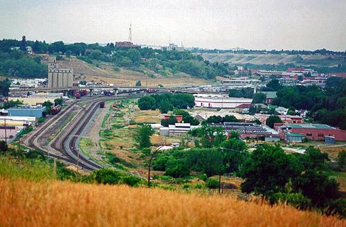 General view of Medecine Hat Clay Industries, showing the CPR spur and right-of-way on the left, 1999.; Parks Canada Agency / Agence Parcs Canada, E. Mills, 1999.