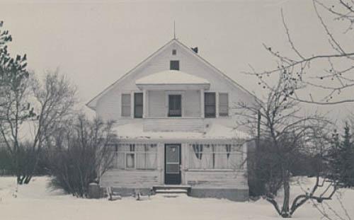 View of the main façade of the 1925 house at Seager Wheeler's Maple Grove Farm, 1994.; Parks Canada Agency / Agence Parcs Canada, E. Mills, 1994.