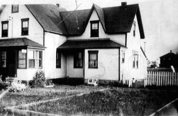 This historic image demonstrates how little the residence has changed over the years; Équipe de recherche sur la valorisation du patrimoine