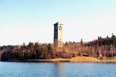 Panoramic view of the Memorial Tower emphasizing its prominent location on a rise of land in Sir Sandford Fleming Park, overlooking downtown Halifax, 2007.; Halifax Regional Municipality \ Region Municipal de Halifax 2007