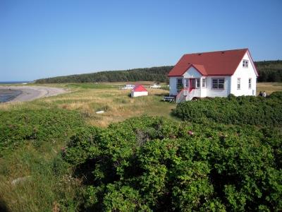View of Île Verte lightkeeper's residence; Agence Parcs Canada | Parks Canada Agency, Valérie Busque, 2009.