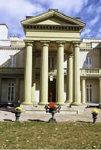Detail view of Dundurn Castle, showing the two and three storey towers with shallow pyramidal roofs crowned by finials, 1995.; Parks Canada Agency / Agence Parcs Canada, J. Butterill, 1995.