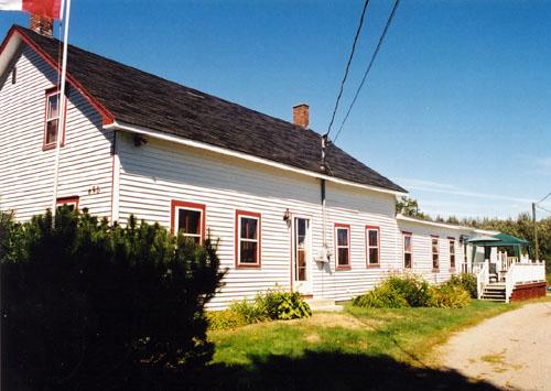 Corner and front façade view of the building.  It illustrates 5 openings on the original section.; PNB 2003