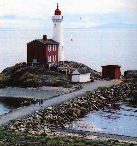 View of Fisgard Lighthouse, showing its massing comprising two simple forms, a cylindrical tower with attached rectangular house.; Ian Doull / Agence Parcs Canada, 2010 - Ian Doull / Parks Canada Agency, 2010