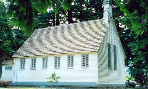 Side view of Christ Church, showing the windows with diamond-shaped glass panes and hand-made sashes, 1994.; Agence Parcs Canada/ Parks Canada Agency, Janet Wright, 1994.