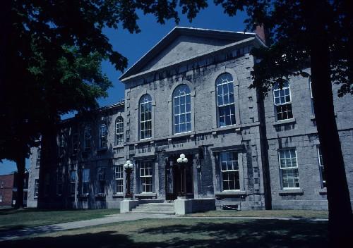 General view of Joliette Court House, showing its projecting pedimented frontispiece, 1982.; Agence Parcs Canada / Parks Canada Agency, 1982.