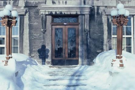 Detail of the Joliette Court House, showing its centrally placed entrance flanked by pilasters, 1982.; Agence Parcs Canada / Parks Canada Agency, 1982.
