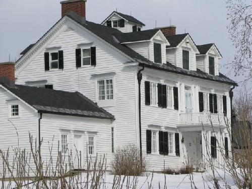 Corner view of the Billings House, showing the front-sloped pitched roof with end chimneys and dormers, 2006.; Agence Parcs Canada / Parks Canada Agency, M. Schwartz, 2006.