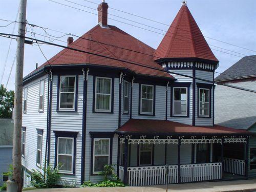 Front façade, McLachlan House, Lunenburg, NS, 2004.; Heritage Division, Province of Nova Scotia, 2004
