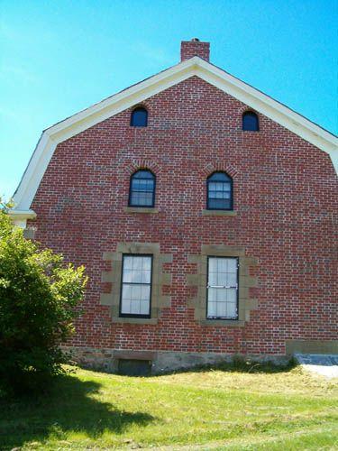 McCulloch House, Pictou, side elevation, 2004.; Heritage Division, NS Dept. Tourism, Culture and Heritage, 2004.